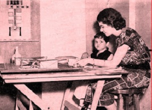 Archivo:Matilde en su mesa de trabajo.jpg