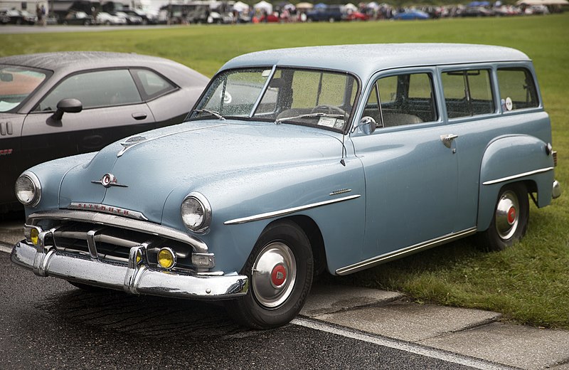 Archivo:1952 Plymouth Suburban.jpg