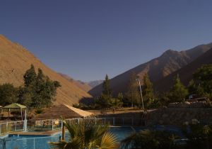 Archivo:Cabañas en Pisco Elqui.jpg
