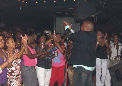 Archivo:Waldo Mendoza-Cafe Cantante.jpg