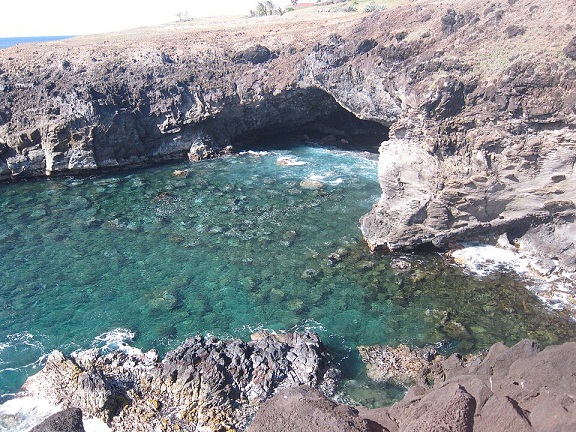 Archivo:Cueva Ana Kai Tangata.jpg