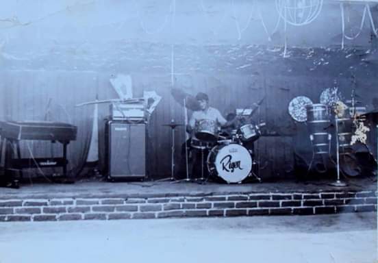 Archivo:Equipamiento del grupo y uno de sus integrantes durante un ensayo..jpg