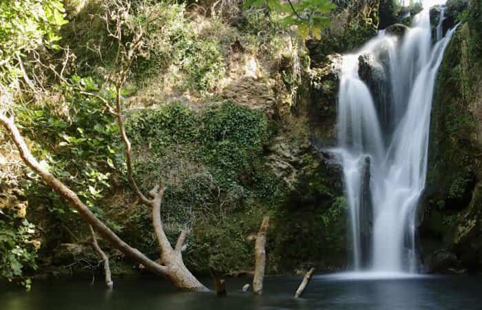 Archivo:Cascada del Parque Natural Sierra Norte de Sevilla.jpg
