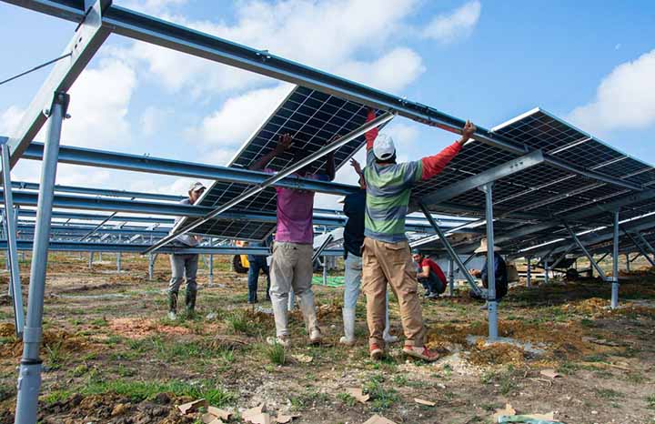 Archivo:PSFV Puerta de Golpe Montando los paneles solares 2.jpg