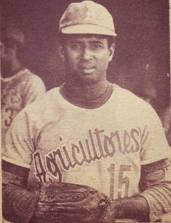 Walfrido Ruiz con el uniforme de Agricultores en 1975.jpg