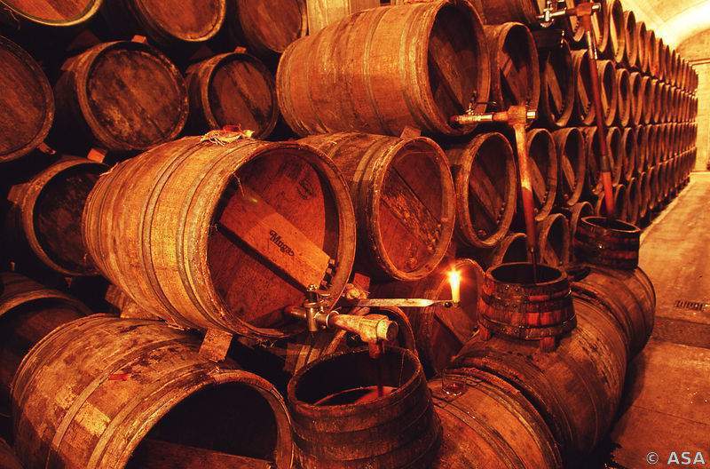 Archivo:Barriles de Vino de Haro.jpg