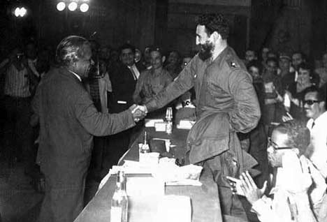 Nicolás Guillén y Fidel Castro, en 1960.