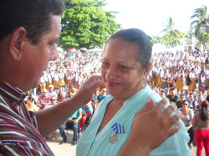 Archivo:DistinciónporlaEducaciónCubana.jpg