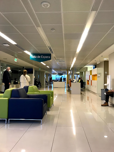 Archivo:Sala de Espera, Clínica Alemana La Dahesa.jpg