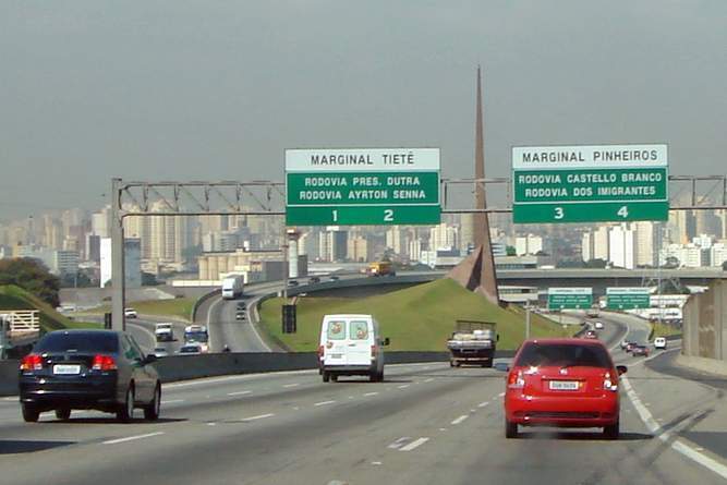 Archivo:Rodovia Bandeirantes SAO 2008 06.jpg