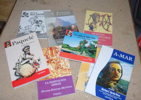 Archivo:Libros Editorial-Luminaria.jpg