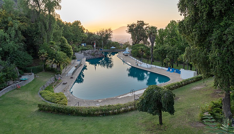 Archivo:Piscina Tupahue,Parque Metropolitano de Santiago.jpg