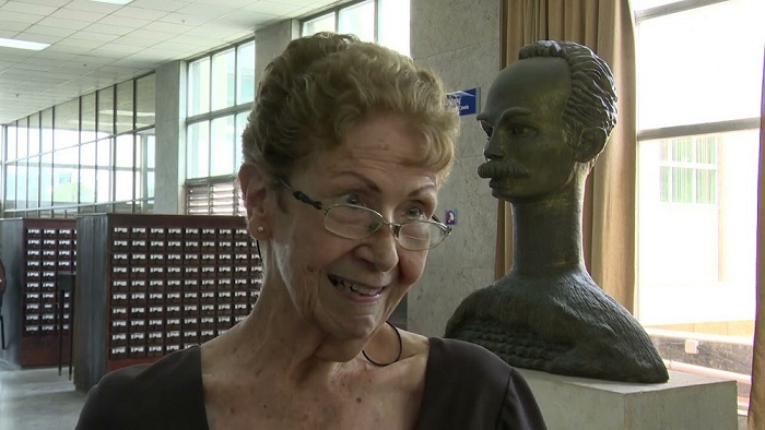 Archivo:Araceli García Carranza En la Biblioteca Nacional José Martí.jpg