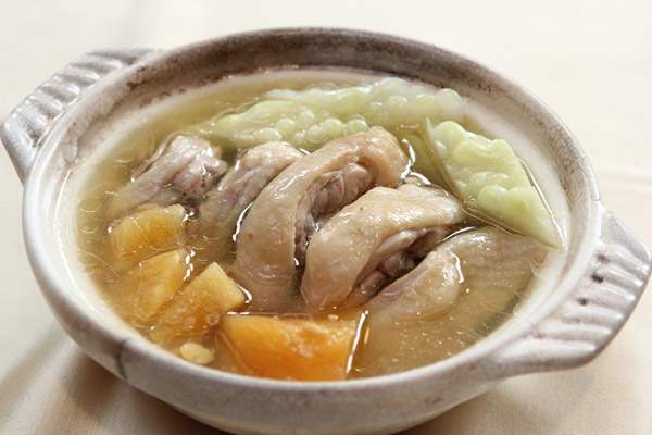 Archivo:Sopa de pollo con melon amargo y pina.jpg