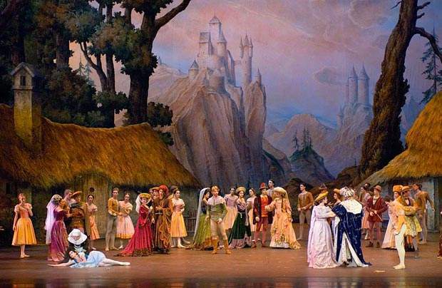 Archivo:Cl-giselle-act-1-village-life 620.jpg