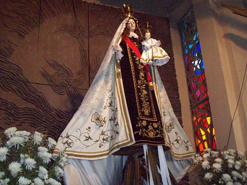 Archivo:Virgen del Carmen desde el altar, Templo Votivo de Maipú.jpg