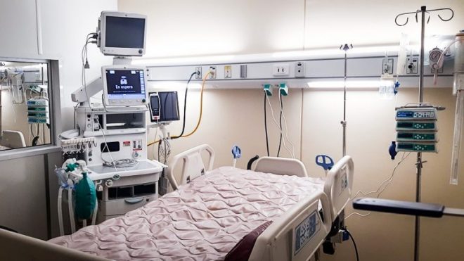 Archivo:Cama UCI Hosp.Clinico de Magallanes.jpg