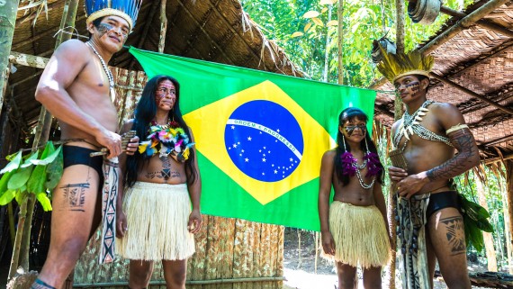 Archivo:Los-trajes-de-la-tribu-de-los-Yaguas-de-Amazonas-Brasil-570x321.jpg