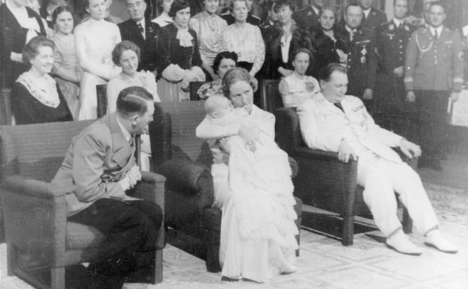 Archivo:Hitler y Emma.jpg