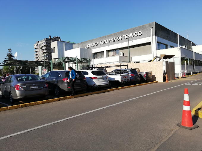 Archivo:Estacionamiento, Clínica AlemanaTemuco.jpg