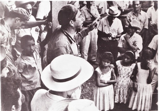 Archivo:Antero Regalado hablando al campesinado.jpg