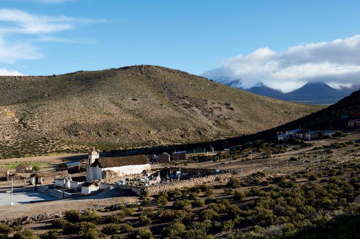 Archivo:Vista de la iglesia de Cosapilla y su entorno.jpeg