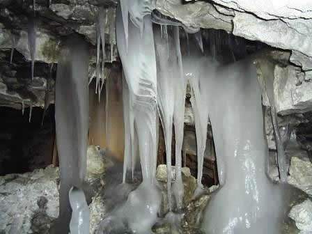 Diamante gruta en cueva de hielo