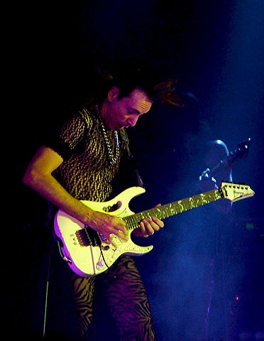 Archivo:Steve Vai (Milan, 2005)9.jpg