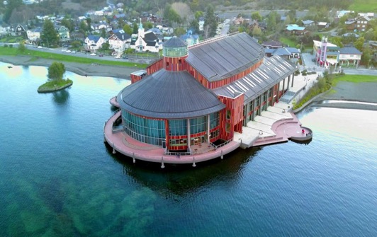 Archivo:Vista del Teatro del Lago y su entorno,FRUTILLAR.jpg