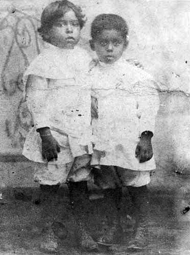 Nicolás Guillén con su hermano menor, Francisco.