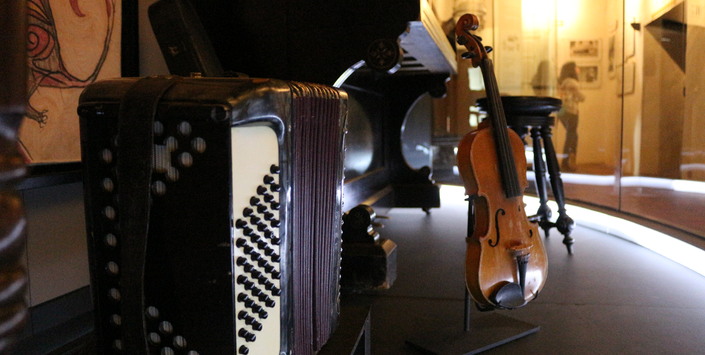 Archivo:Vitrina música y cultura.jpg