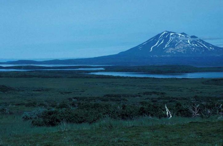 Archivo:Lake-becharof-and-mt-peulik-alaska-peninsula-725x476.jpg