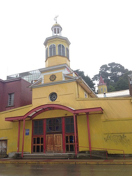 Archivo:Iglesia de los Padres Jesuitas de Puerto Montt.jpg