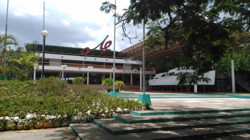 Archivo:Palacio Central de Pioneros Ernesto Che Guevara Entrada.jpg