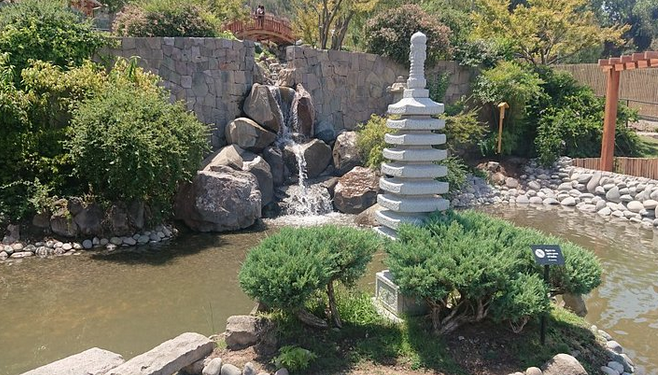 Archivo:Cascada jardin japonés de Santiago.png