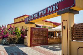 Archivo:Labyrinth Theme Park.jpg