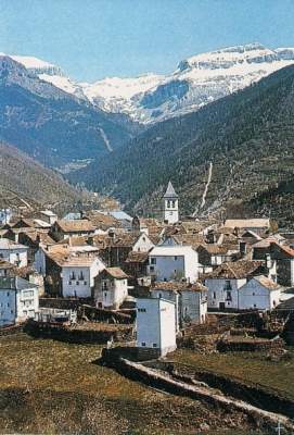 ARAGÜÉS DEL PUERTO (Huesca).jpg