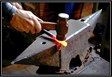 Archivo:Herrero trabajando.jpg