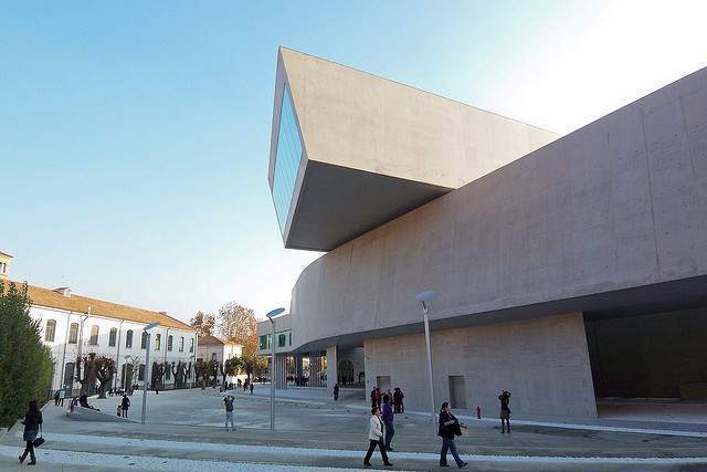 Archivo:Zaha Hadid.MAXXI.2.jpg