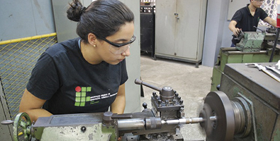 Archivo:Obrero calificado en Mantenimiento de equipos industriales.jpg