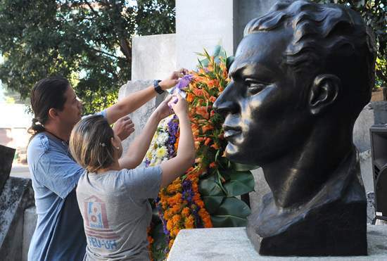 Archivo:Julio Antonio Mella-Busto.jpg
