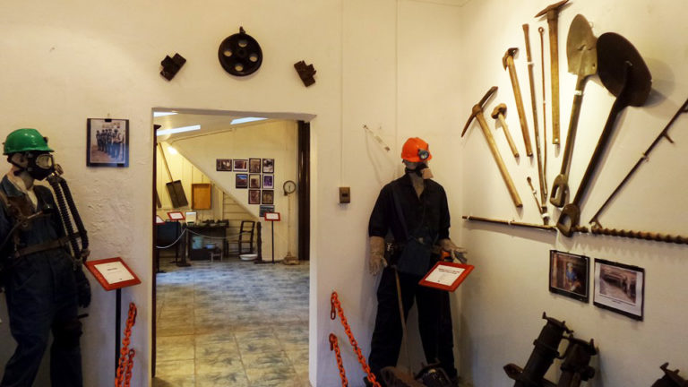 Archivo:Museo Lebu, herramientas.jpg