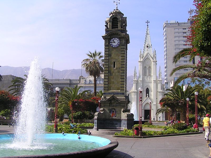 Archivo:Vista de la plaza Colón y Catedral de Antofagasta.jpg