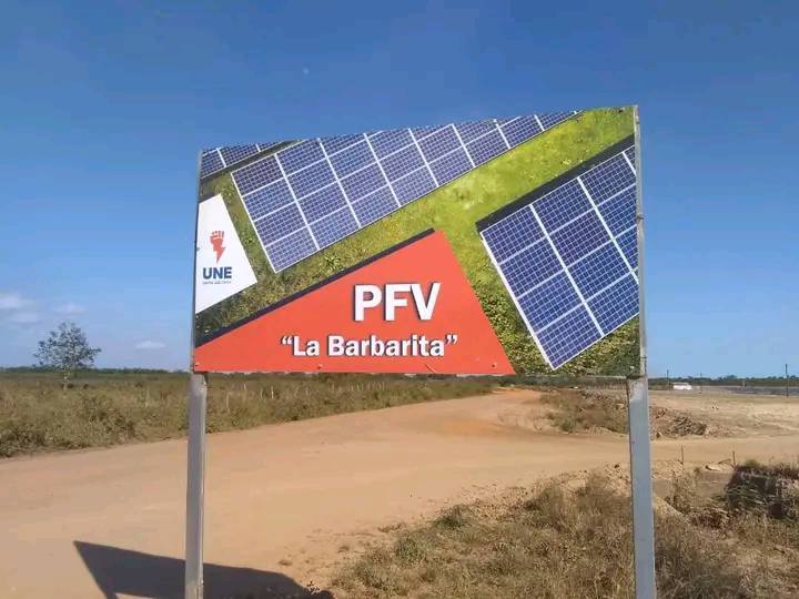 Archivo:Parque Solar Fotovoltaico La Barbarita.jpg