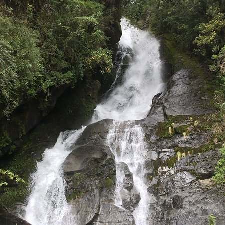 Archivo:Cascadas Velo de la Novia, Peulla.jpg