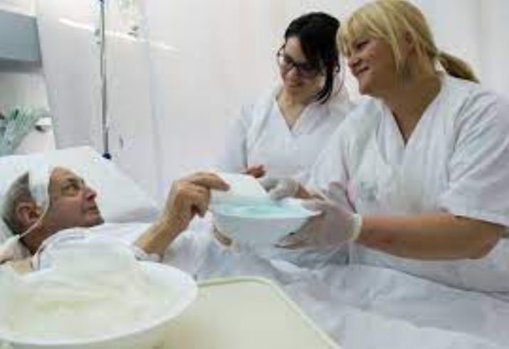 Archivo:Cuidados de enfermería.png