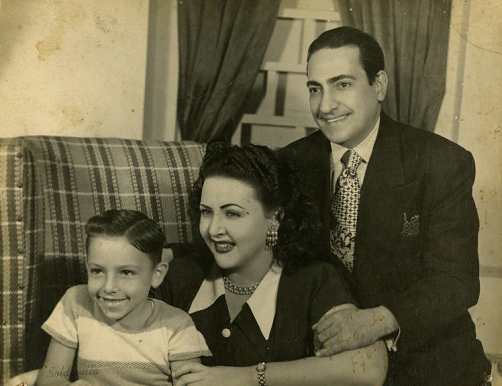 Archivo:Enriquito Arredondo con sus padres.png