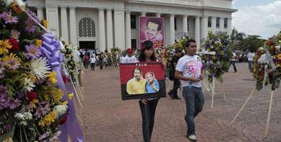 El pueblo nicaragüense acude al Palacio Nacional para rendir merecido tributo a Tomás Borge.