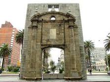 Archivo:Puertaciudadmontevideo2.jpg