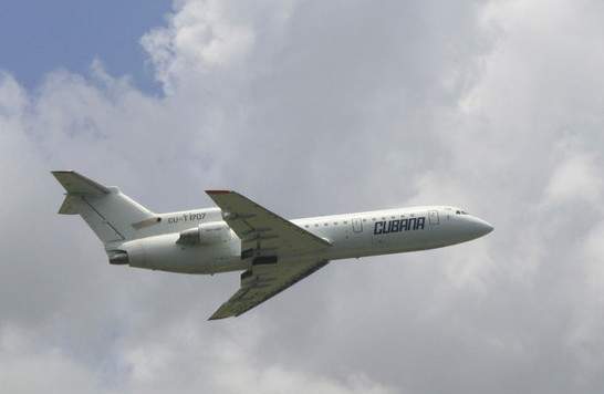 Archivo:Yak-42D CU-T1707 Caracas.jpg